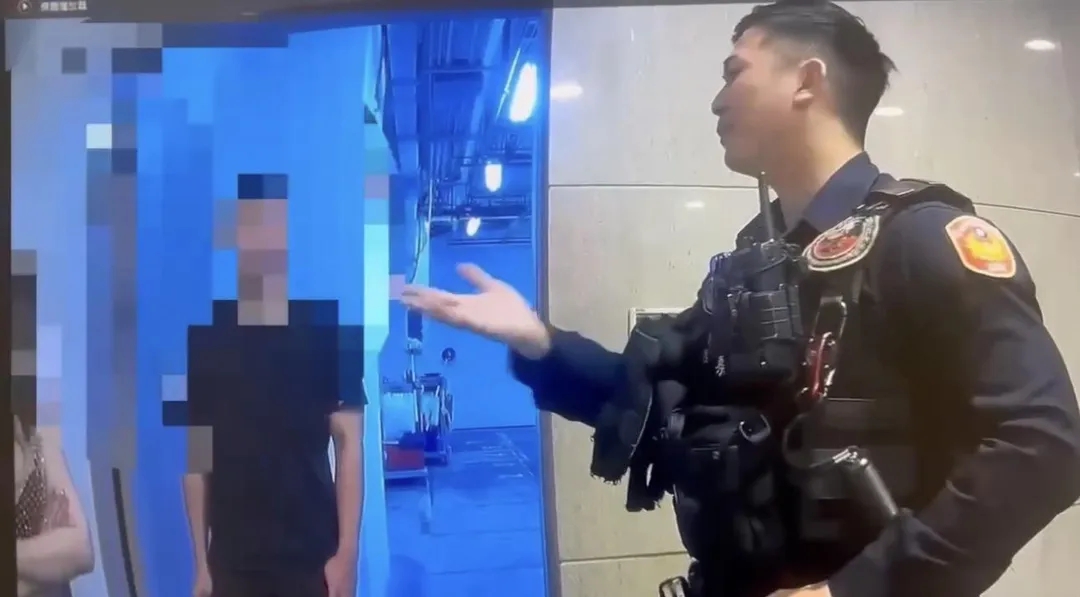 女子在攀岩館與教練發生爭執警方到場排解。（圖／翻攝畫面）