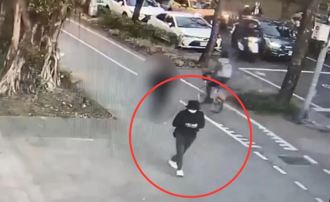港籍竊嫌周姓男子犯案後變裝被監視器拍下。（圖／翻攝畫面）