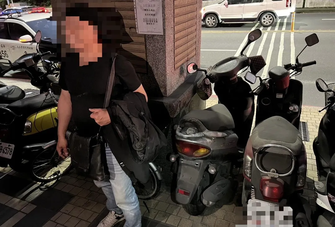 男子闖入彩券行行竊遭警方查獲到案。(圖/翻攝畫面)