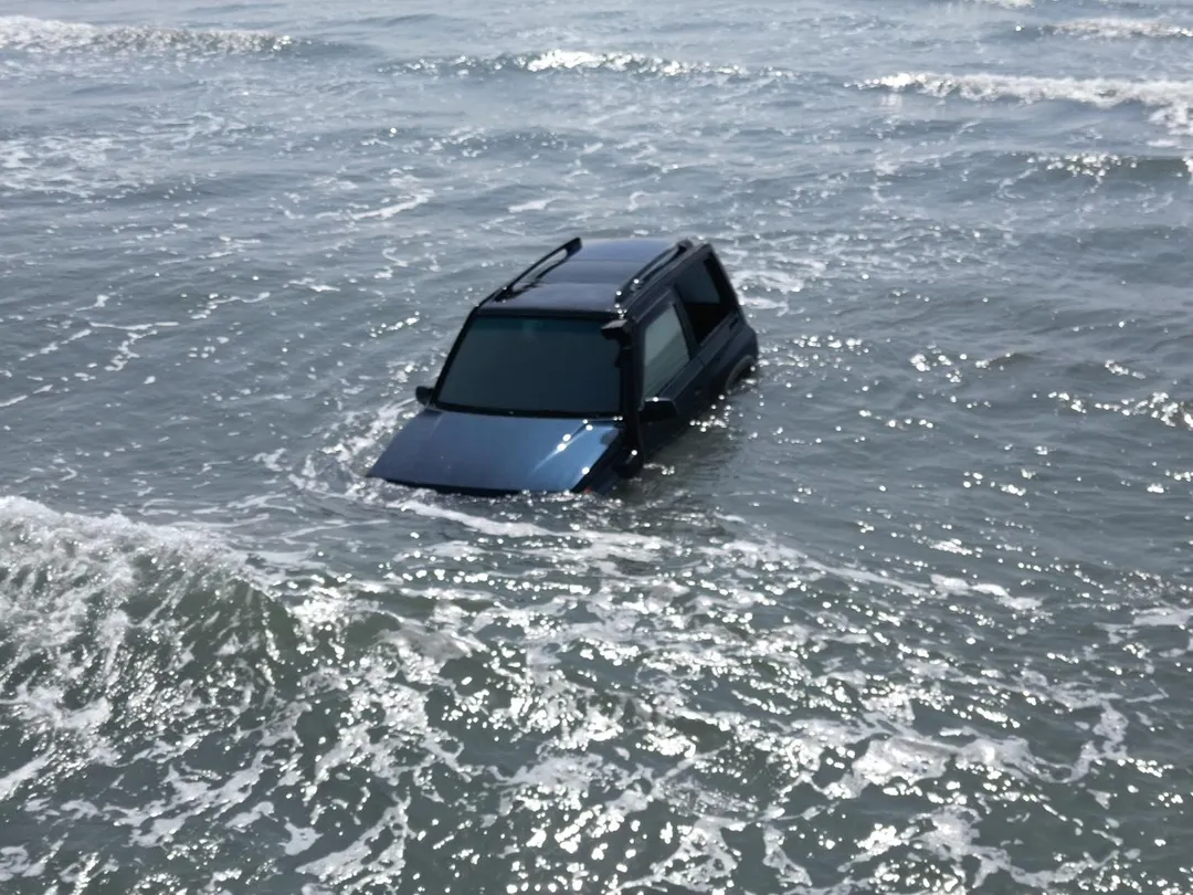 芳苑永興海域發現吉普車在海裡載浮載沉。（圖／中天新聞）