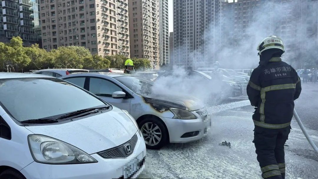 高雄市立美術館附近的美術東二路對面一座收費停車場,今(18)日上午8點30分左右發生一起火燒車事件。(圖/翻攝畫面)