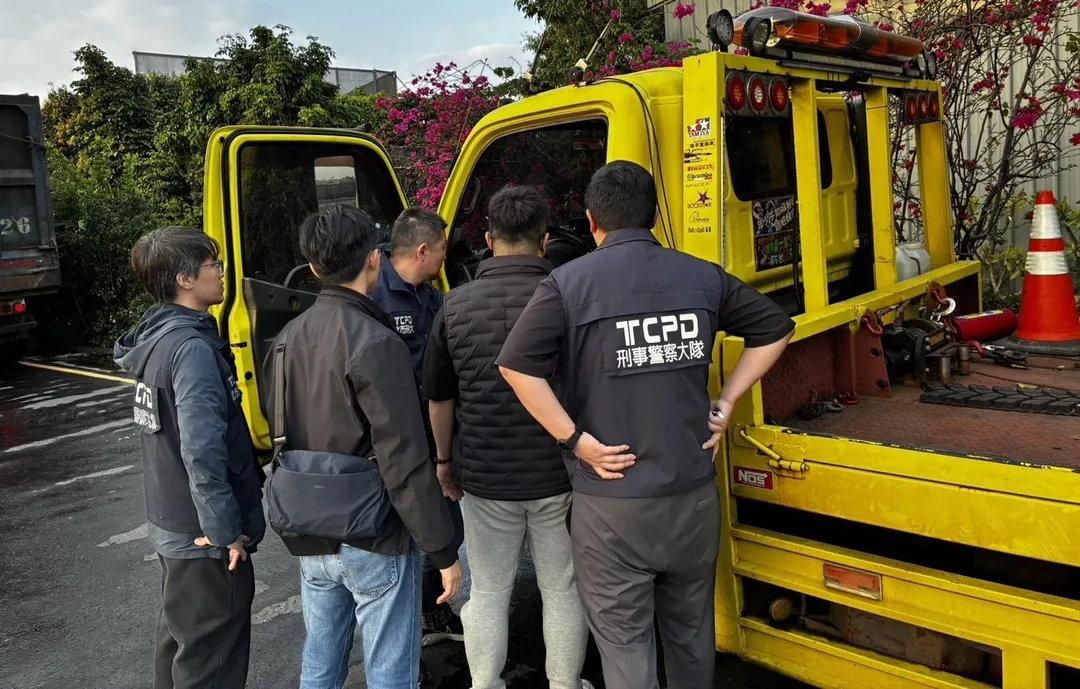 警方逮捕嫌犯查扣拖吊車。(圖/翻攝畫面)