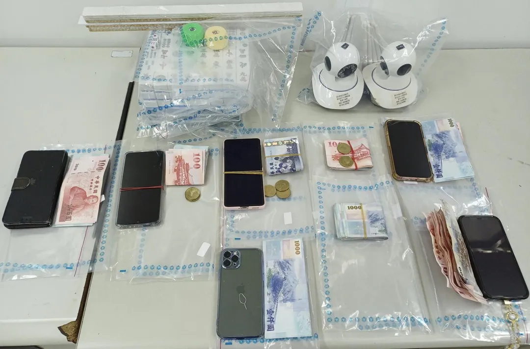 警方查扣賭具及賭資等證物。（圖／翻攝畫面）