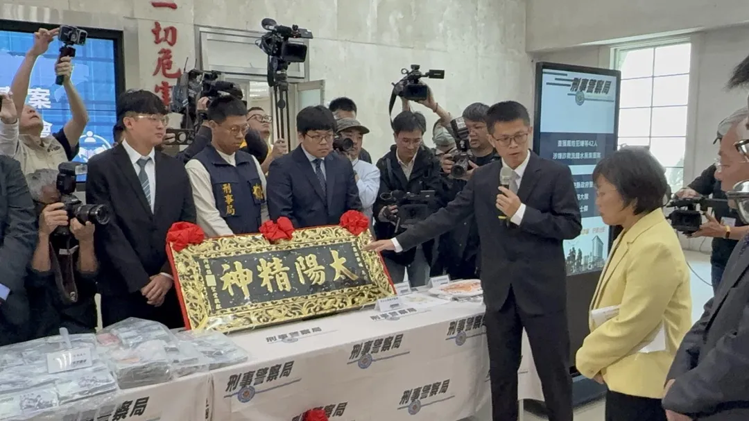 專案小組在搜索過程中發現「太陽精神」匾額等幫派標誌物品,顯示黑道勢力可能已滲透詐欺犯罪領域。(圖/警方提供)