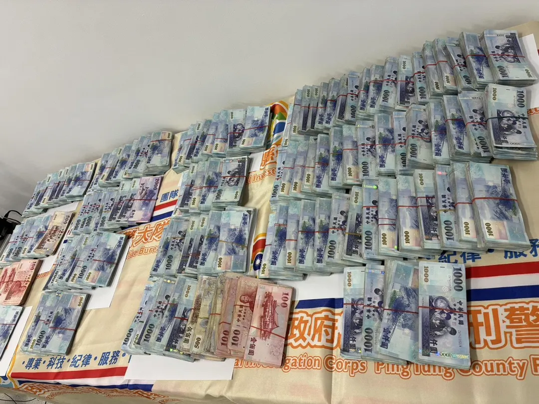 本次行動中,警方查扣該集團不法所得贓款約新台幣2100萬餘元、進口轎車2輛,以及太陽精神匾額、太陽聯盟組織表、蓮陽聯盟服飾等幫派標誌物品。(圖/警方提供)