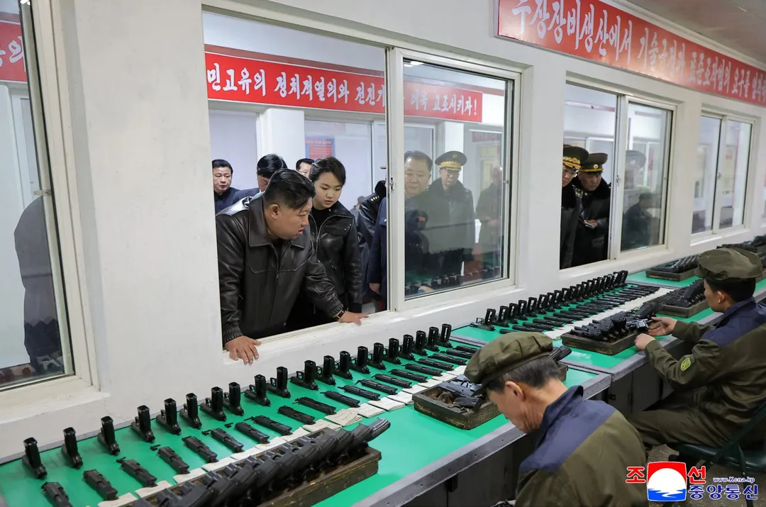 3月12日，北韓最高領導人金正恩攜女兒金主愛視察平壤一家軍工廠。（圖／路透社）