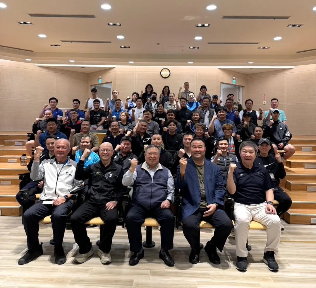 國訓中心董事長林鴻道（中）與榮譽顧問何卓飛（左1）及執行長趙士強（右2）與副執行長林華韋（右1）參與交流。（圖／國訓提供）
