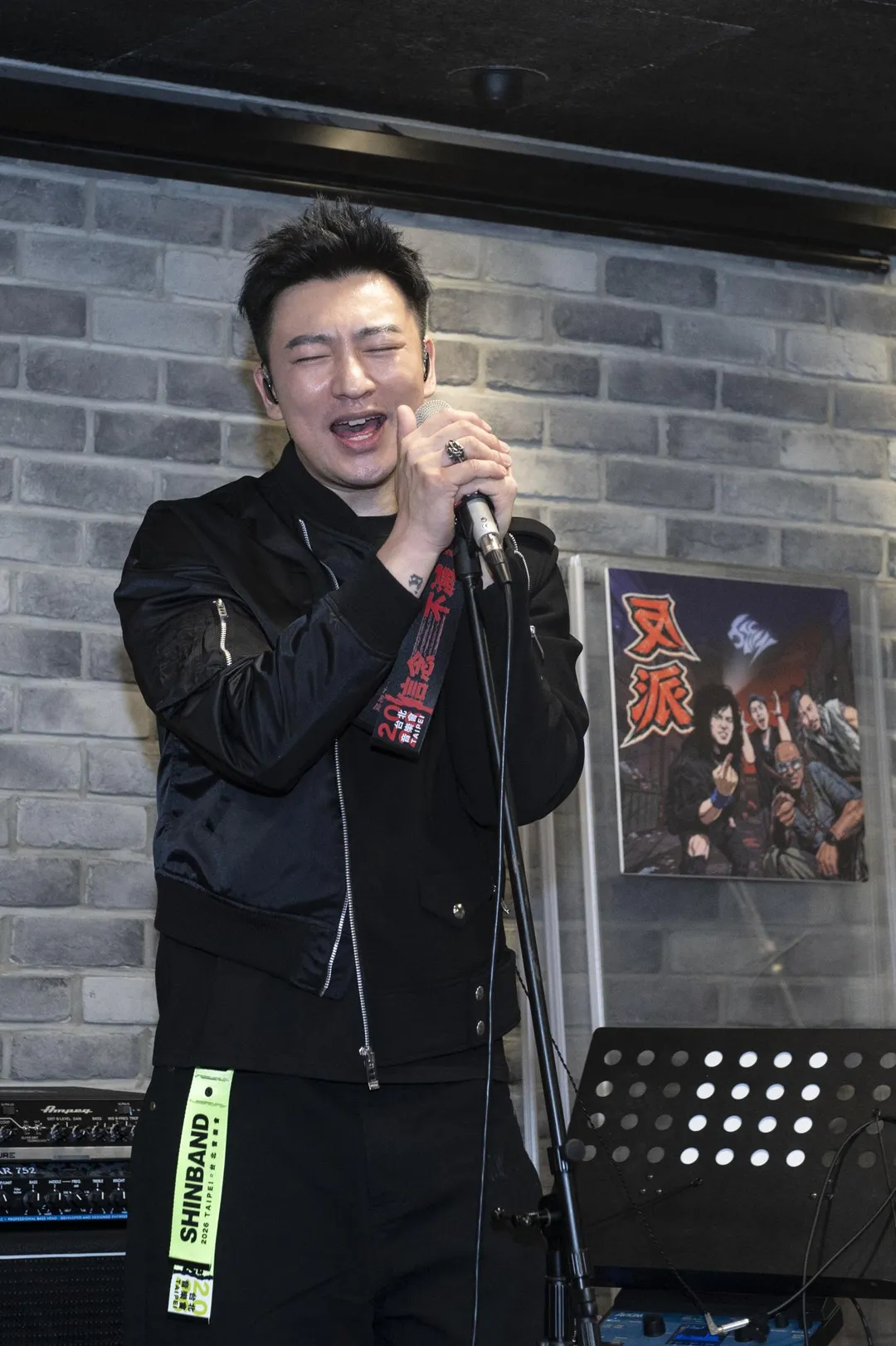 主唱飛鳴不怕被外界拿他和信做比較。（圖／信世紀音樂 提供）