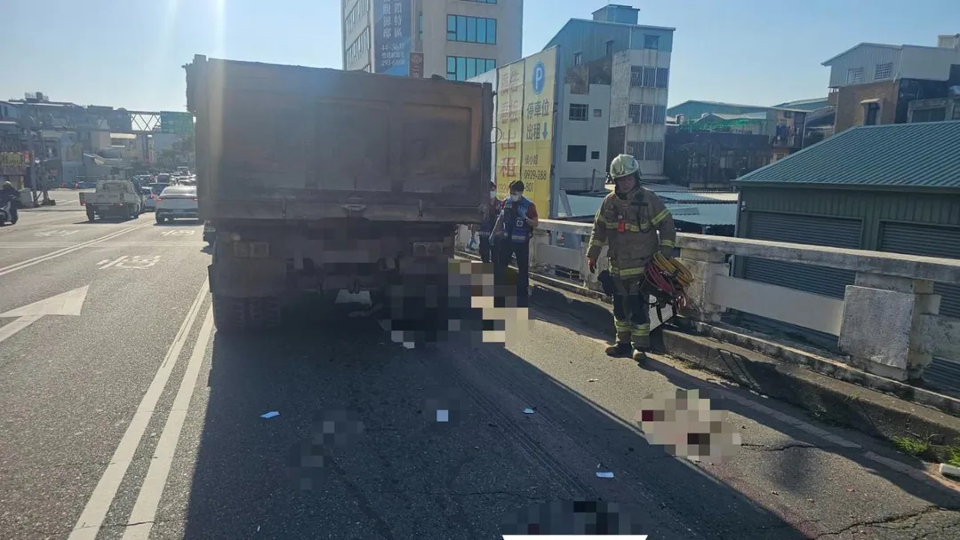 今(18)日下午,台南市東區中華東路上的一座陸橋發生了一起死亡車禍。(圖/消防局提供)