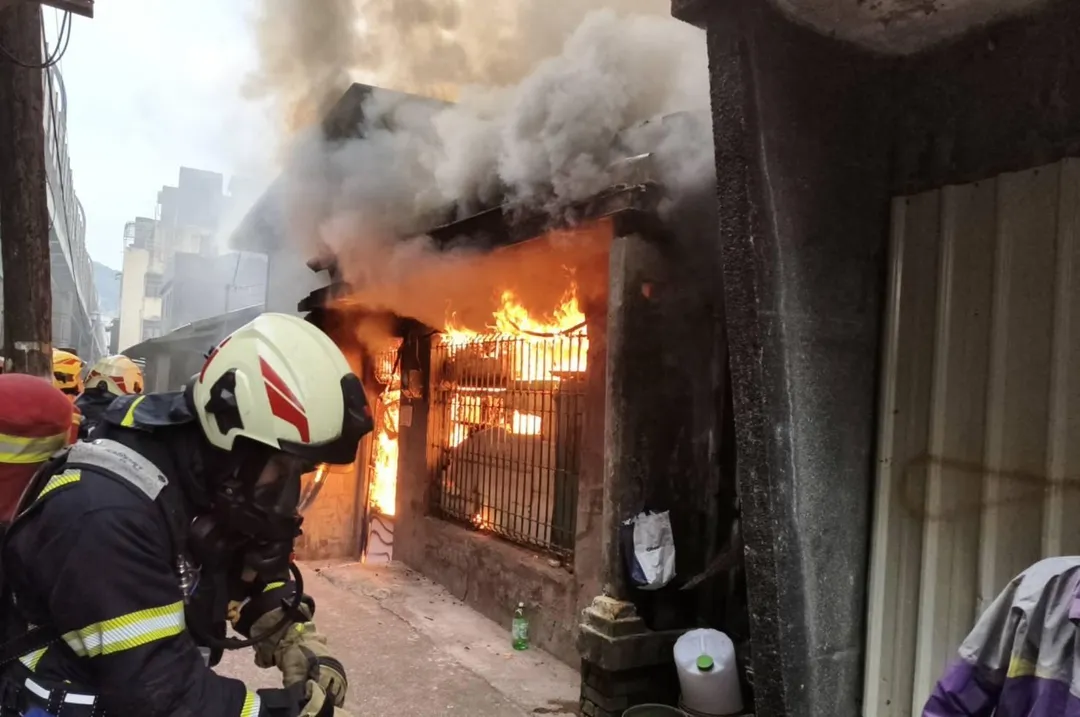基隆安樂區下午發生一起住宅火警現場火勢猛烈。(圖/翻攝畫面)