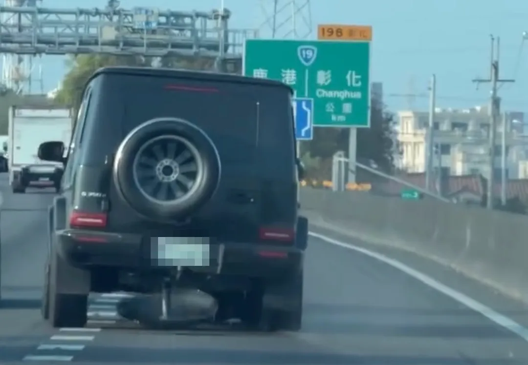 備胎蓋也噴飛掉在車道上。（圖／翻攝自Threads「archer_j.hao」）