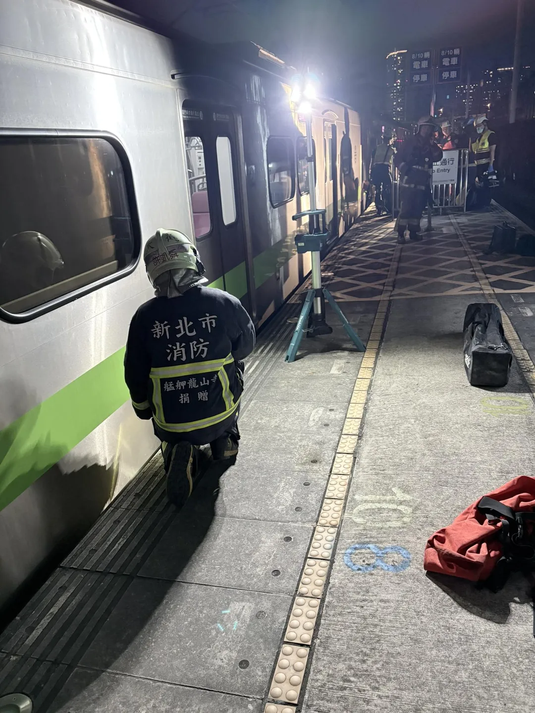 台鐵今(18)日晚間發布消息指出,板樹路段發生死亡事故。(圖/翻攝畫面)