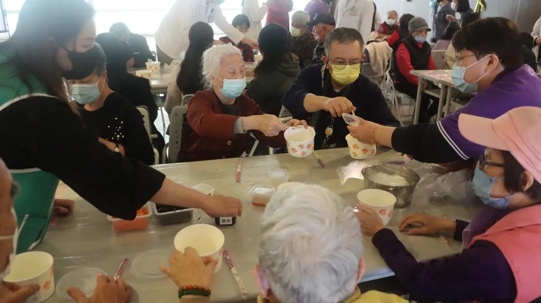 營養師現場示範用冬粉搭配特調醬料與時蔬製作涼拌水晶麵,口感Q彈清爽,讓現場病友都驚呼食慾大開。(圖/翻攝自大千綜合醫院臉書)