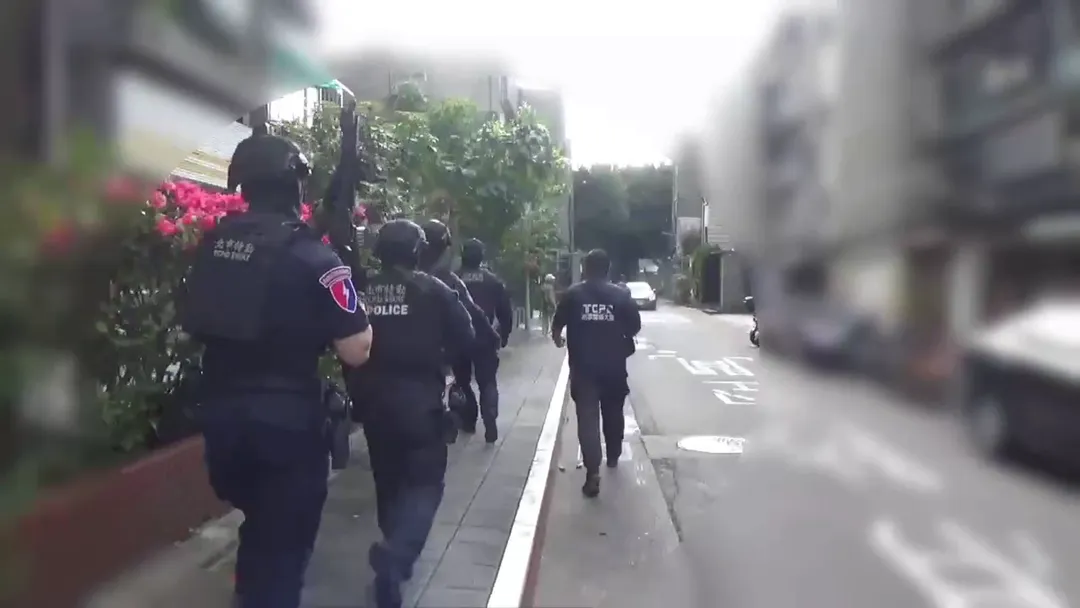 警方攻堅逮人畫面。（圖／刑事局提供）