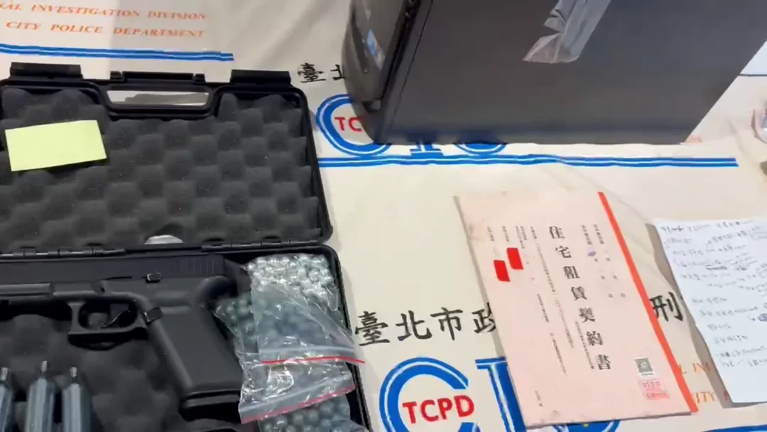 警方查扣鋼珠鎮暴槍等相關證物。（圖／刑事局提供）