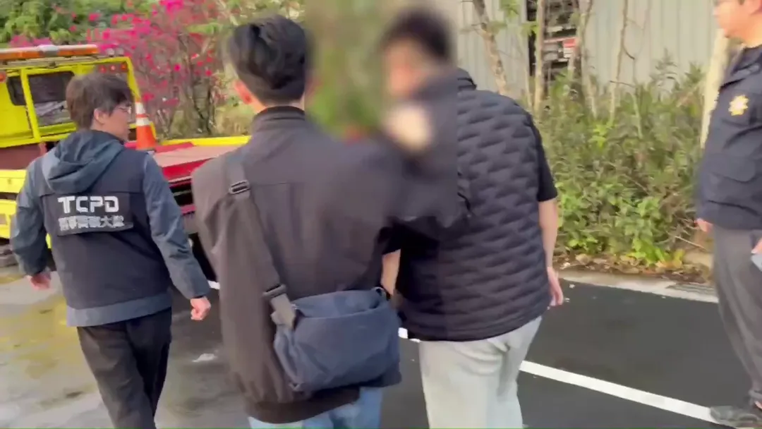 警方攻堅逮人畫面。（圖／刑事局提供）