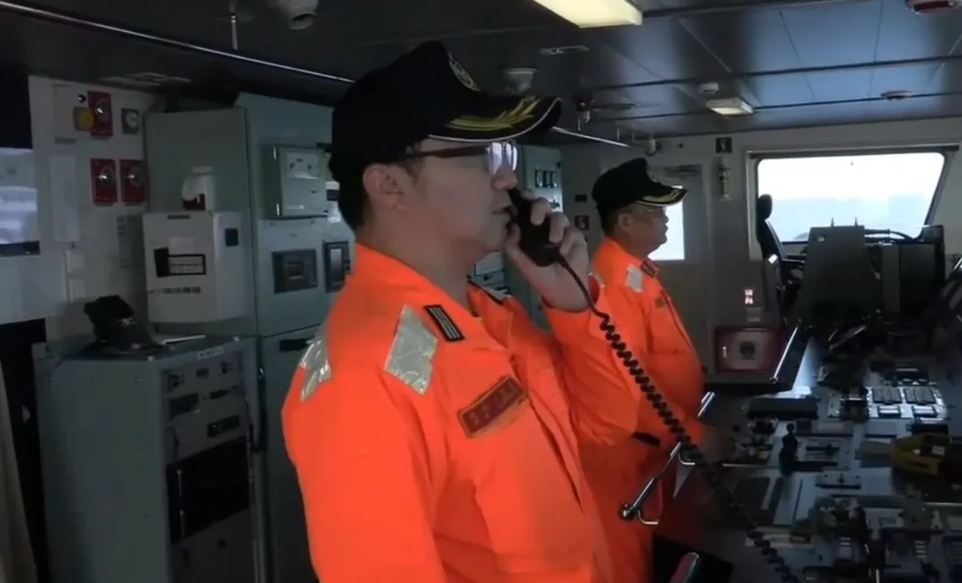 發現陸海警船後，「高雄艦」全程近迫對應，並以中、英文向海警船廣播，嚴正告知其行為已嚴重影響台灣海域秩序，要求轉向駛離。（圖／海巡署提供）