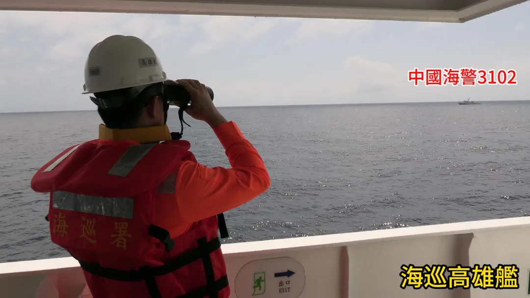 1艘大陸海警船昨天航入東沙島限制水域，經海巡高雄艦近迫對應驅離，此船今天航離限制水域。（圖／海巡署提供）