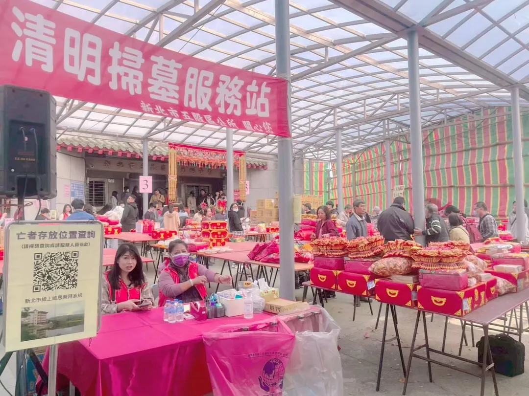 新北市於全市設置139處清明祭祀服務站，現場免費借用鐮刀及手套等掃墓工具。（圖／新北市民政局提供）