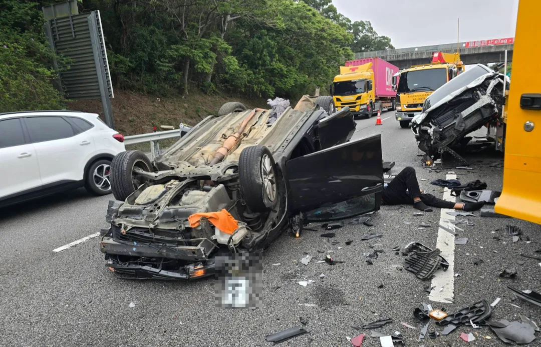 國道3號新竹系統今（19）日下午發生嚴重追撞事故，一輛黑色轎車疑似變換車道時遭後方白車撞擊，導致黑車180度翻覆、四輪朝天，車上2人受傷送醫。（圖／警方提供，下同）