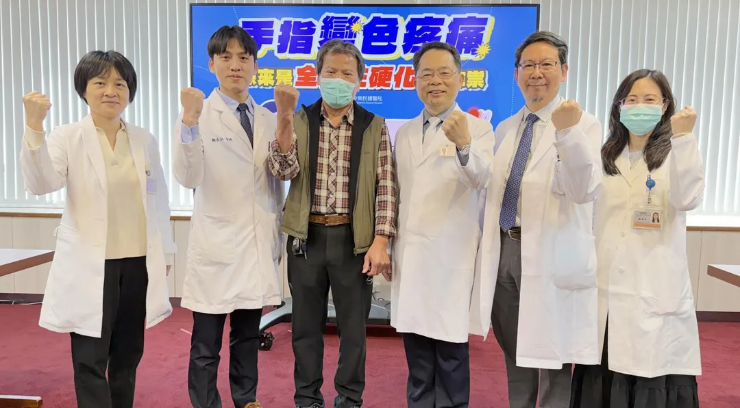 邱先生（左3）在天冷時見手指異常變紫色警覺就醫，在臺中榮總團隊給予免疫調節藥物治療後改善，重返職場。（圖／臺中榮總）