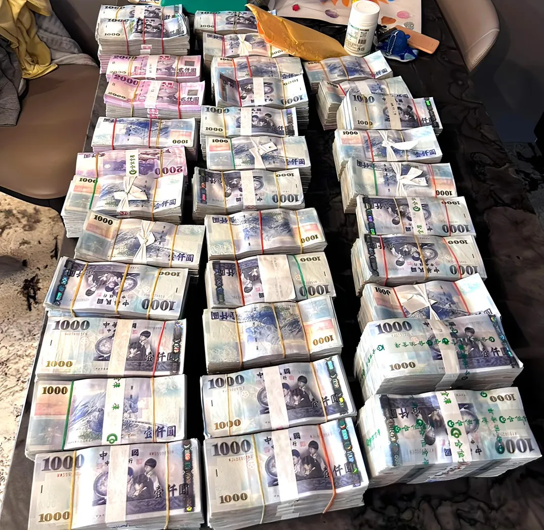檢調查扣大量現金錢磚。(圖/翻攝畫面)