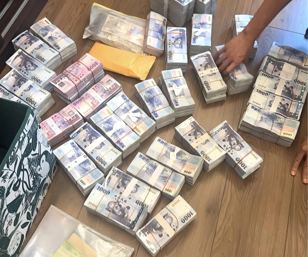 調查局幹員搜索查扣大量現金錢磚。(圖/翻攝畫面)