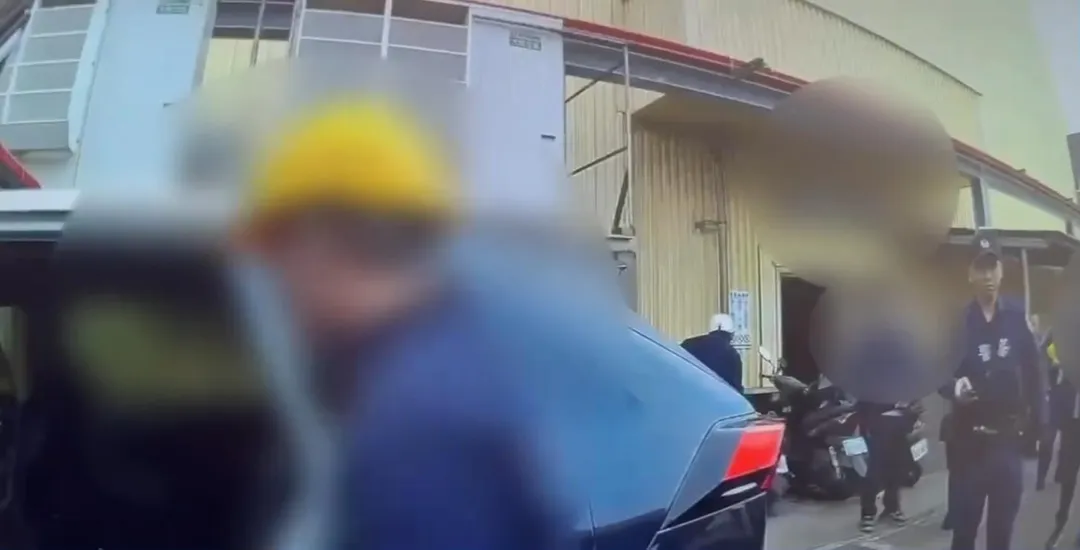 台鐵富岡機廠發生嚴重職場安全事件，一名陳姓服務員酒後持刀意圖攻擊領班，所幸被現場同事及時制止。（圖／翻攝畫面）