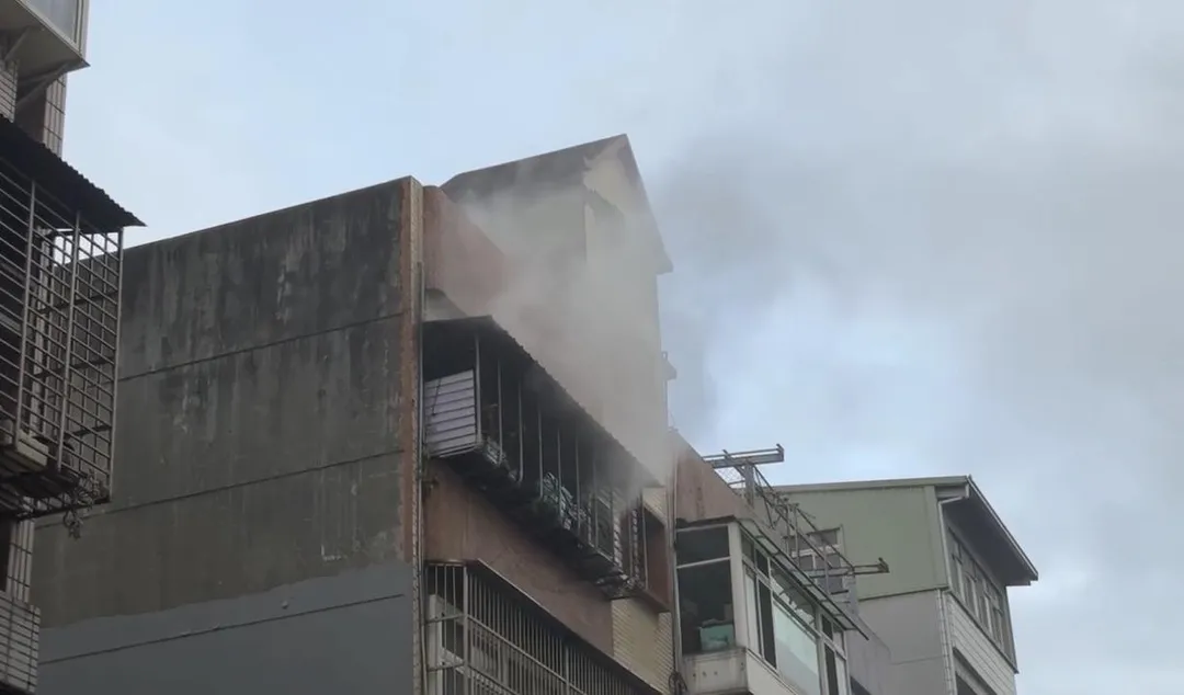 公寓4樓不斷冒出濃煙。(圖/翻攝畫面)