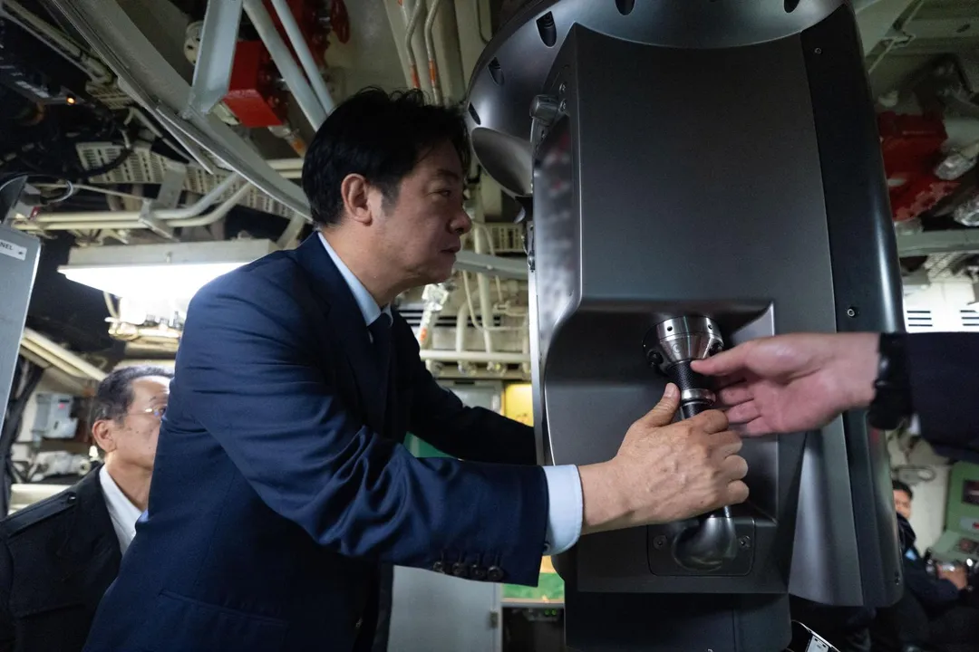 總統賴清德前往高雄登艦視導海鯤軍艦、海龍軍艦。（圖／總統府提供）