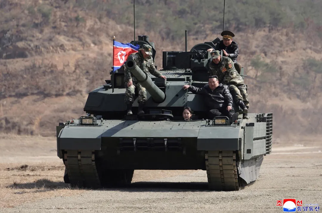 北韓官媒上月20日發布一張照片顯示金主愛駕駛坦克。（圖／《路透社》）