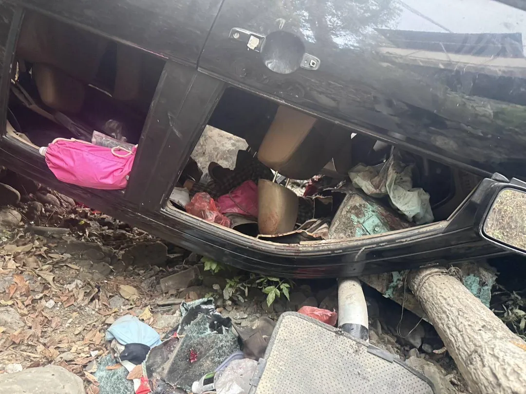 屏東縣三地門鄉今天發生一輛汽車撞擊後墜橋翻覆事故。（圖／中天新聞）