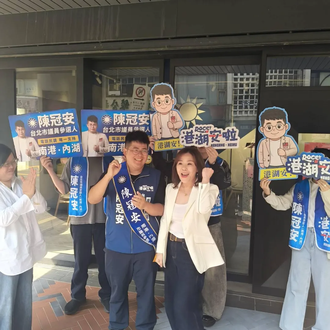 李彥秀23日陪同陳冠安領表登記參選台北市議員並受訪。（圖／中天新聞）
