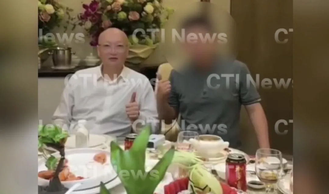 林秉文與男子餐敘比讚合照。（圖／（翻攝畫面）