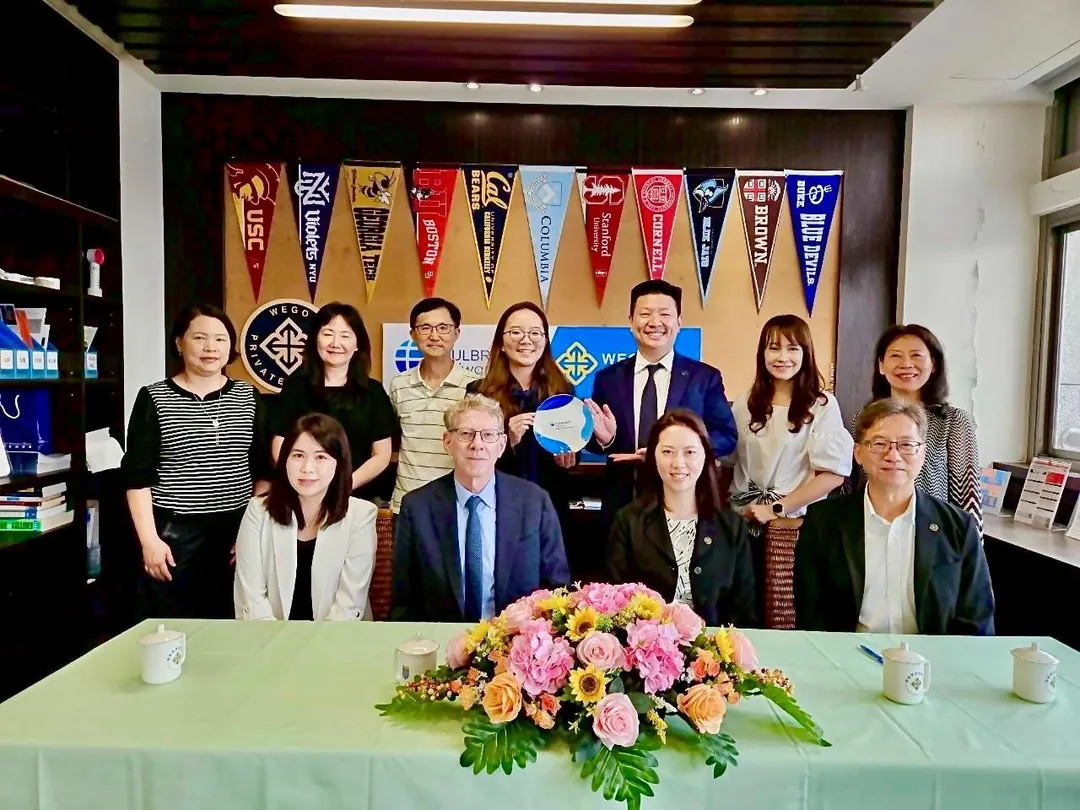 Fulbright計劃長、執行長、與薇閣中小學董事長、董事、校長及行政團隊合影。（圖／薇閣中學提供）