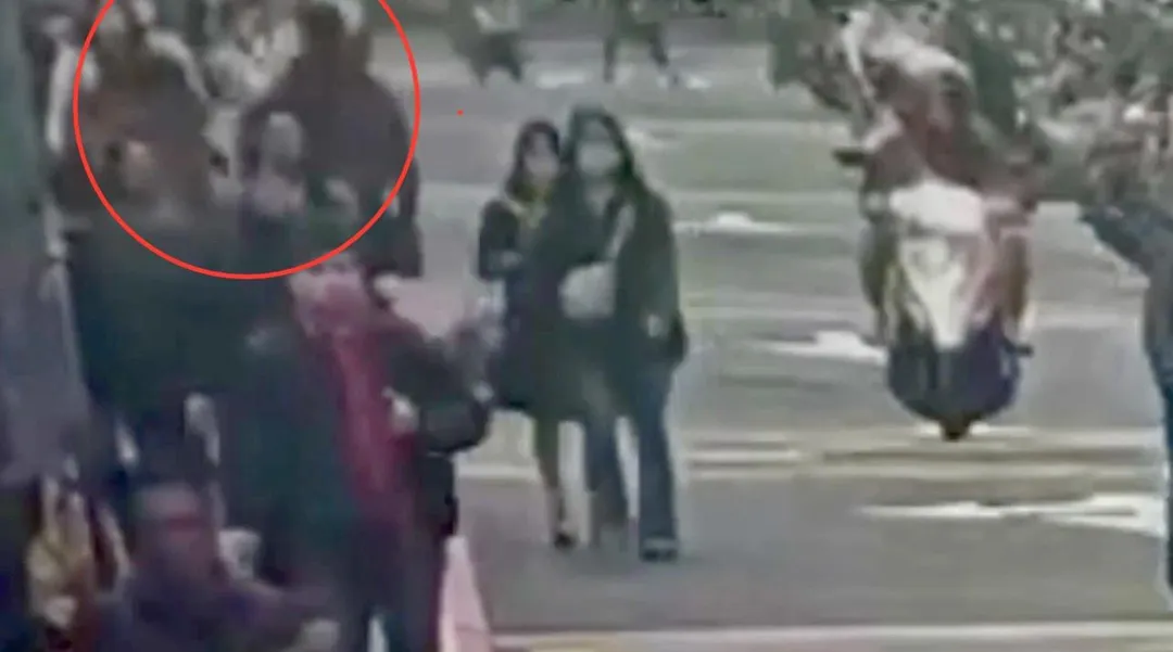 男子在北市東區街頭刻意碰撞路人。(圖/翻攝畫面)