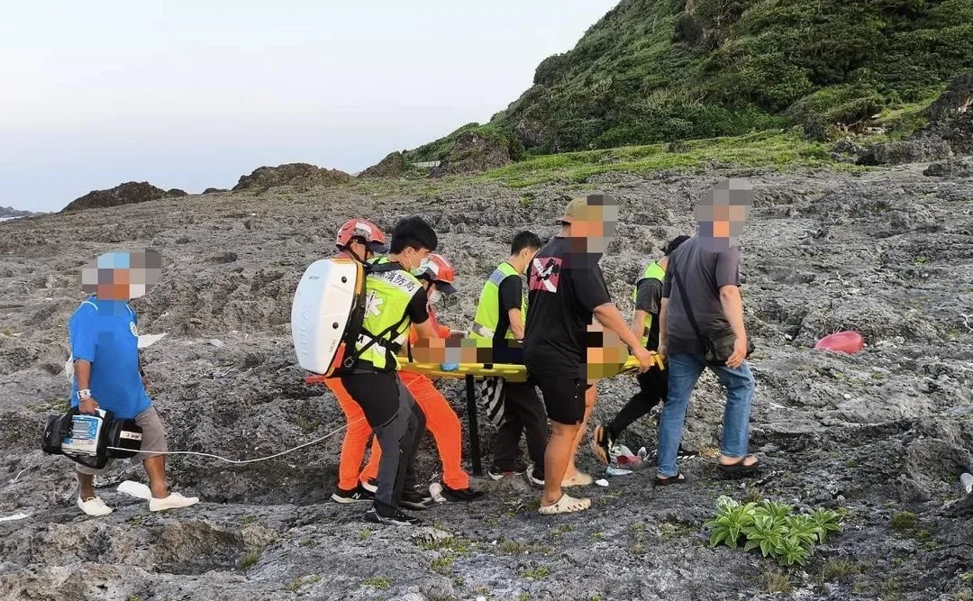 蘭嶼一名釣客落海溺水緊急送醫。（圖／翻攝畫面）
