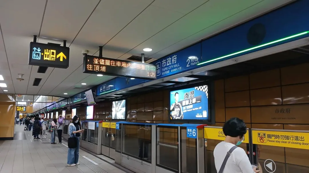 台北捷運板南線近期出現一種通勤現象,引發網友熱烈討論,不少乘客刻意搭乘反方向列車,抵達人潮較少的站點後再折返,藉此搶得座位。(資料示意照/中天新聞)