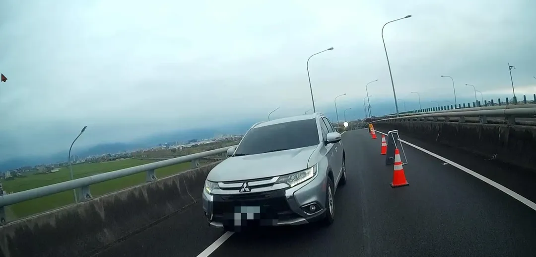 該名逃逸移工駕駛的車輛。(圖/警方提供)