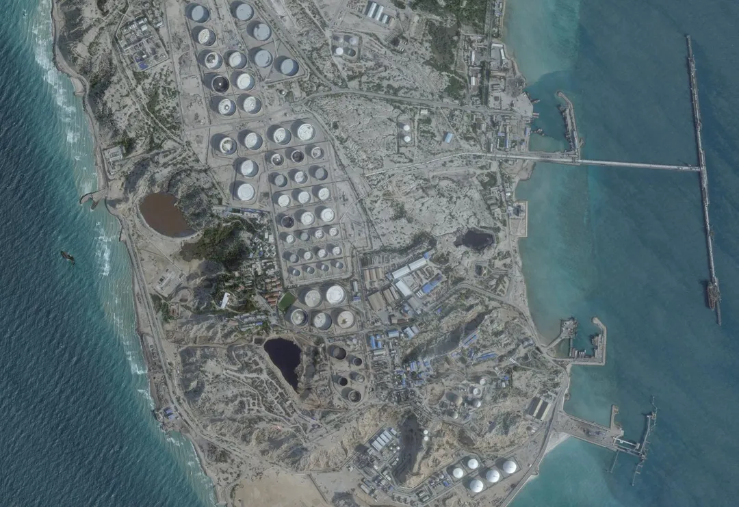 衛星影像顯示了伊朗哈爾克島的石油碼頭。（圖／路透社）