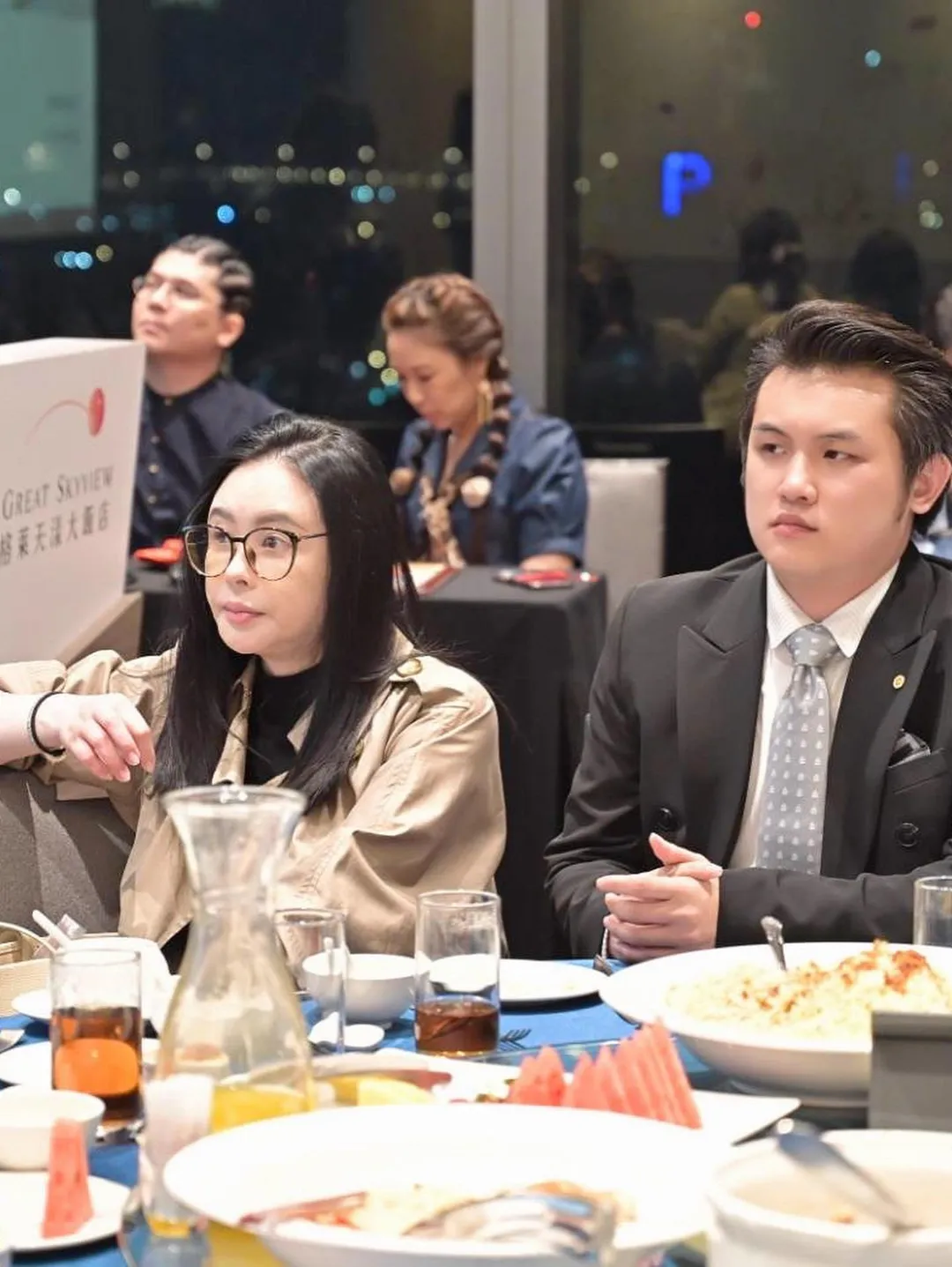 蕭淑慎(左)以家人身分陪同梁軒安出席「台北雄鷹扶輪社」自媒體經營分享會。(圖/翻攝梁軒安Eagle-軒爺 臉書)