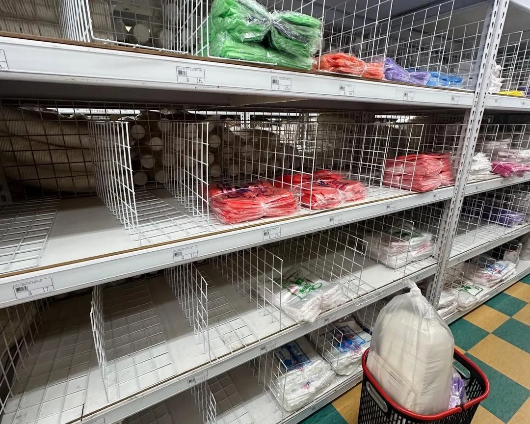 台灣多地出現搶塑膠袋潮。（圖／Threads網友@fang_1121提供）