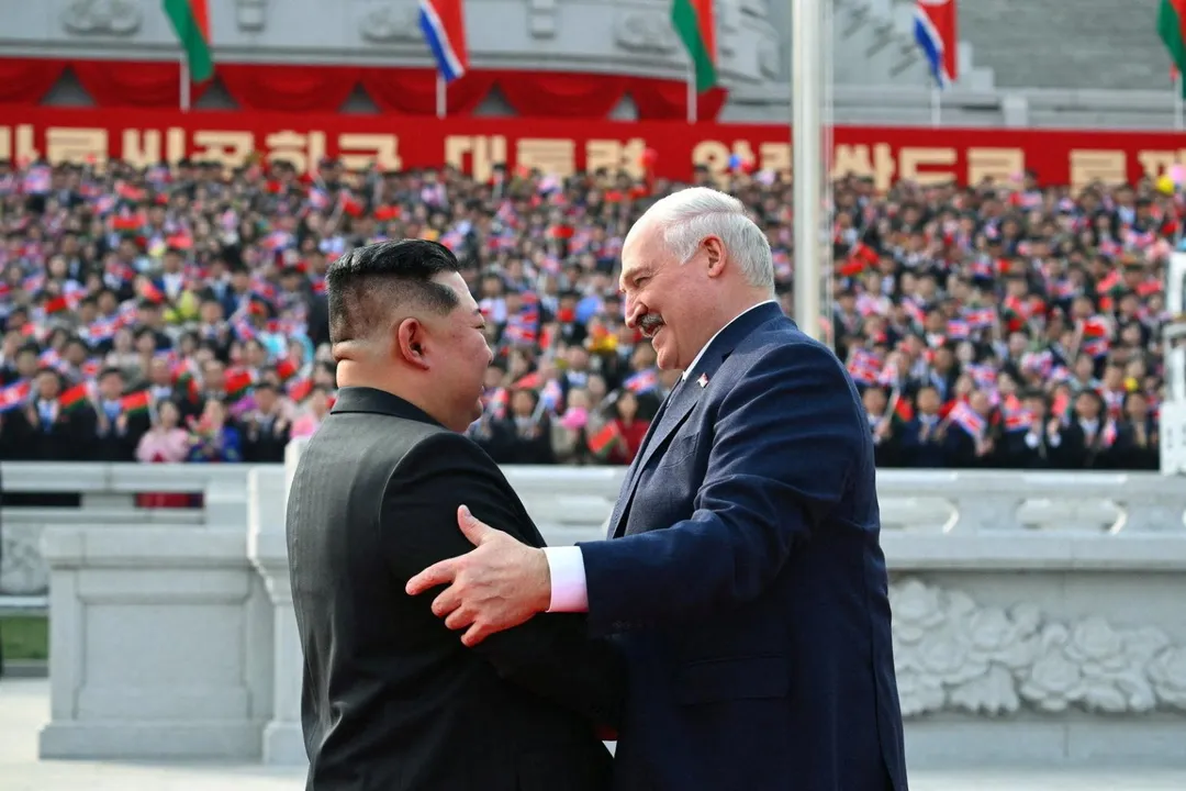 盧卡申科與金正恩寒暄互動。（圖／路透社）