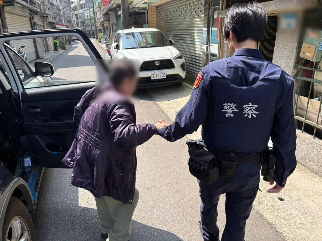 警方透過紙條聯繫上湧峯里里長嚴偉英，並護送老婦前往里長家中。（圖／警方提供）