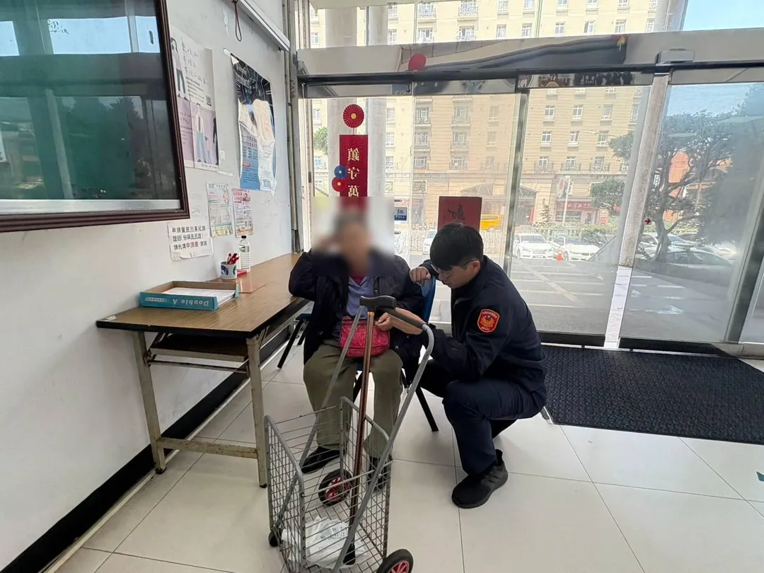 桃園市一名八旬失智老婦因思念驟逝的獨子，獨自外出尋訪墓園卻迷途，所幸在熱心計程車司機與警方的協助下平安返家。（圖／警方提供）