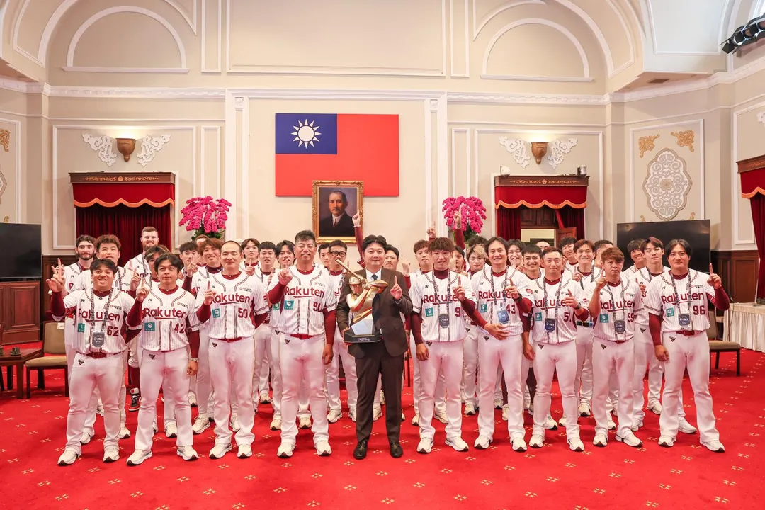 2025年中華職棒總冠軍樂天桃猿隊帶著金盃進總統府。（圖／總統府提供）