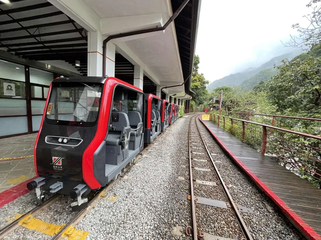 至於對鐵道、機械深感好奇的「鋼屬性」孩子，推薦搭乘烏來台車，在緩緩前進的軌道上體驗結合歷史與生態的旅程。（資料照／林保署提供）