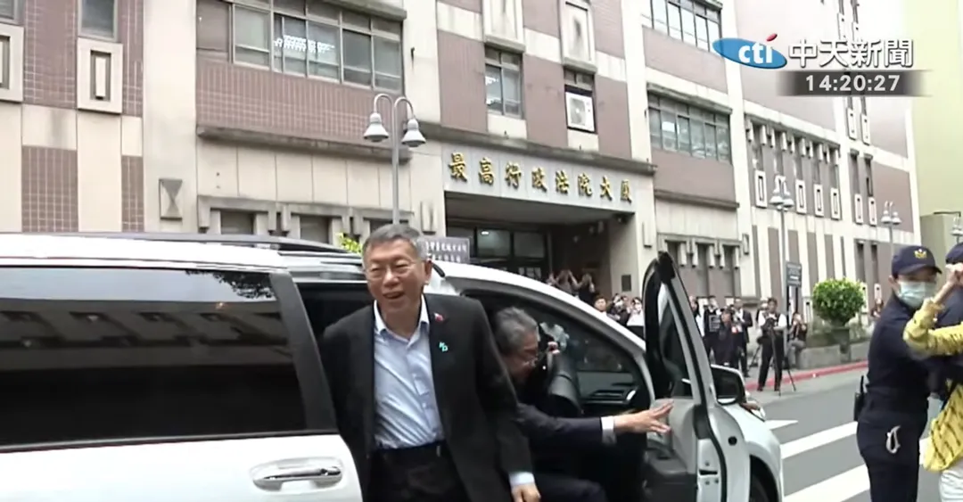 柯文哲聽到自己被判17年時，表情瞬間凝重又微笑。（圖/中天新聞）