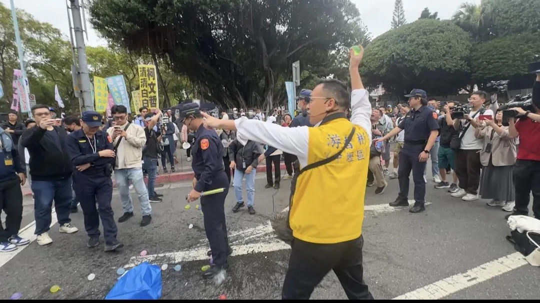 游智彬怒砸賴清德肖像水球。(圖/塗豐駿攝)