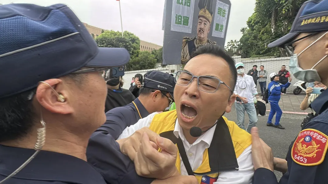 游智彬與警方發生衝突。(圖/翻攝畫面)
